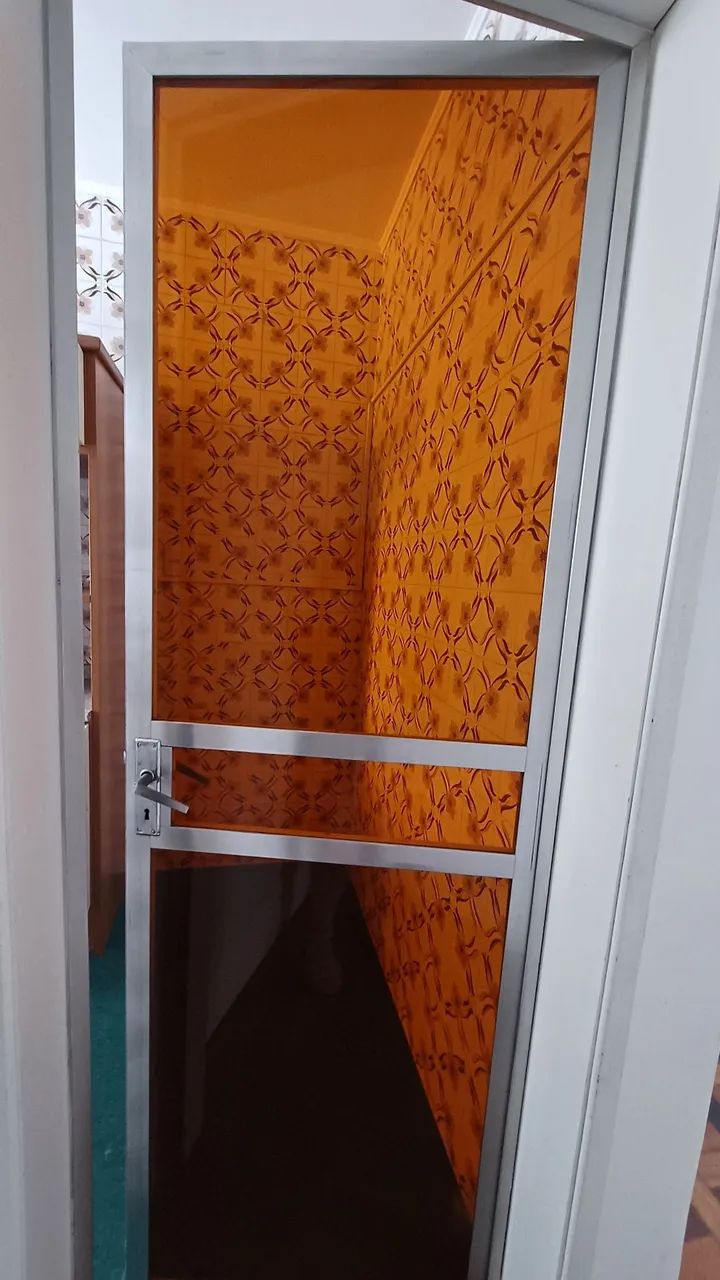 Porta em alumínio e acrílico 