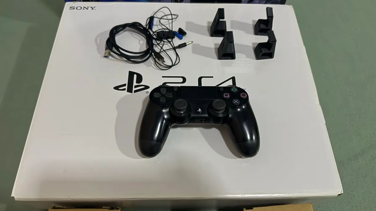 Vendo PS4 completo na caixa 