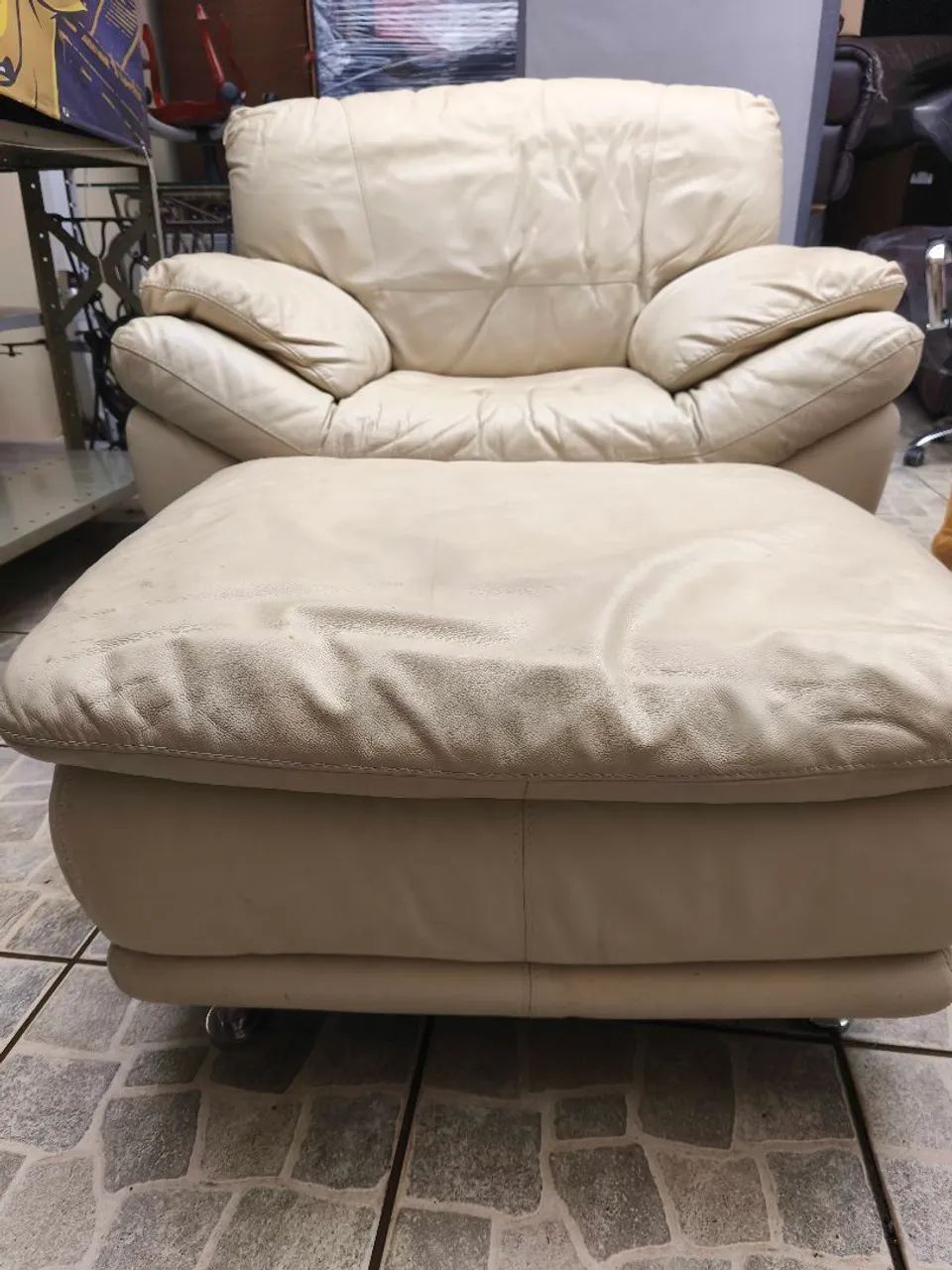 Poltrona de couro grande + puff - Foto 2