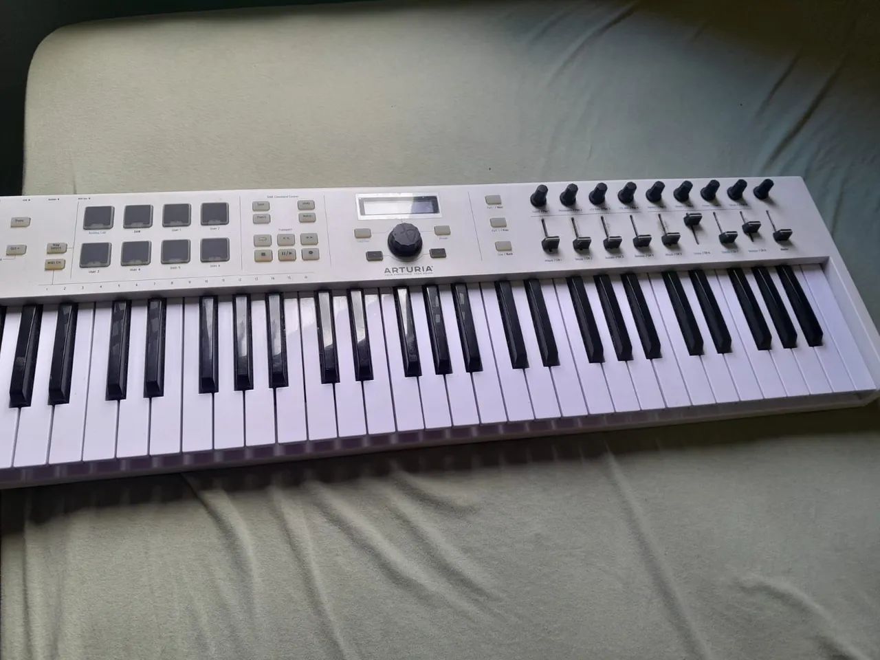 Controlador MIDI - Arturia Keylab Essential 61 Teclas
