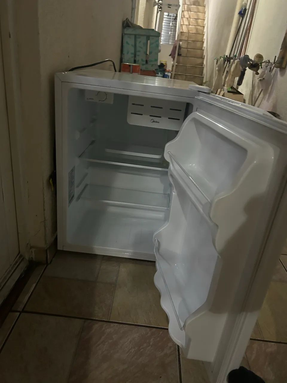 Frigobar Midea 67 litros semi usado  - Foto 2