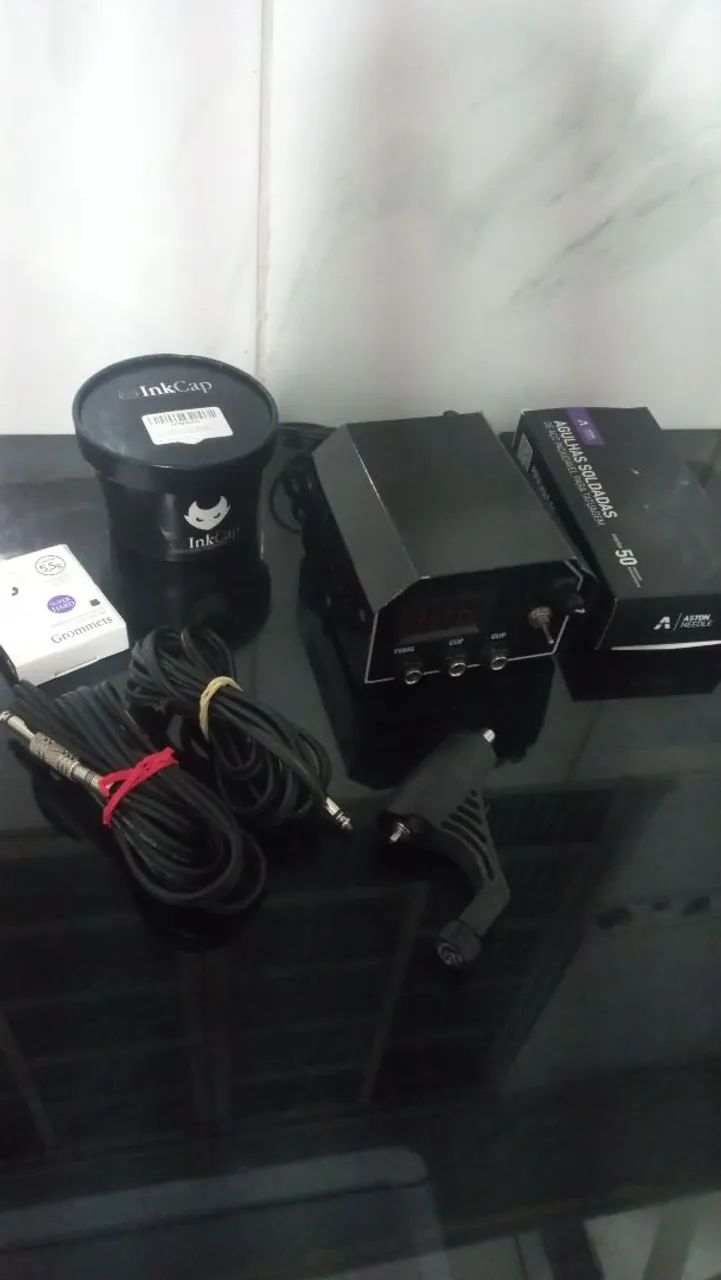Maquina de tattoo rotativa e fonte com os cabos  - Foto 3