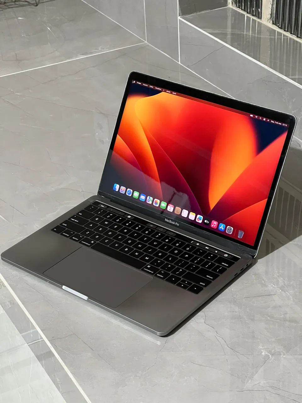 MacBook Pro 13 Touch Bar - Cinza Espacial - 8GB - 256GB SSD