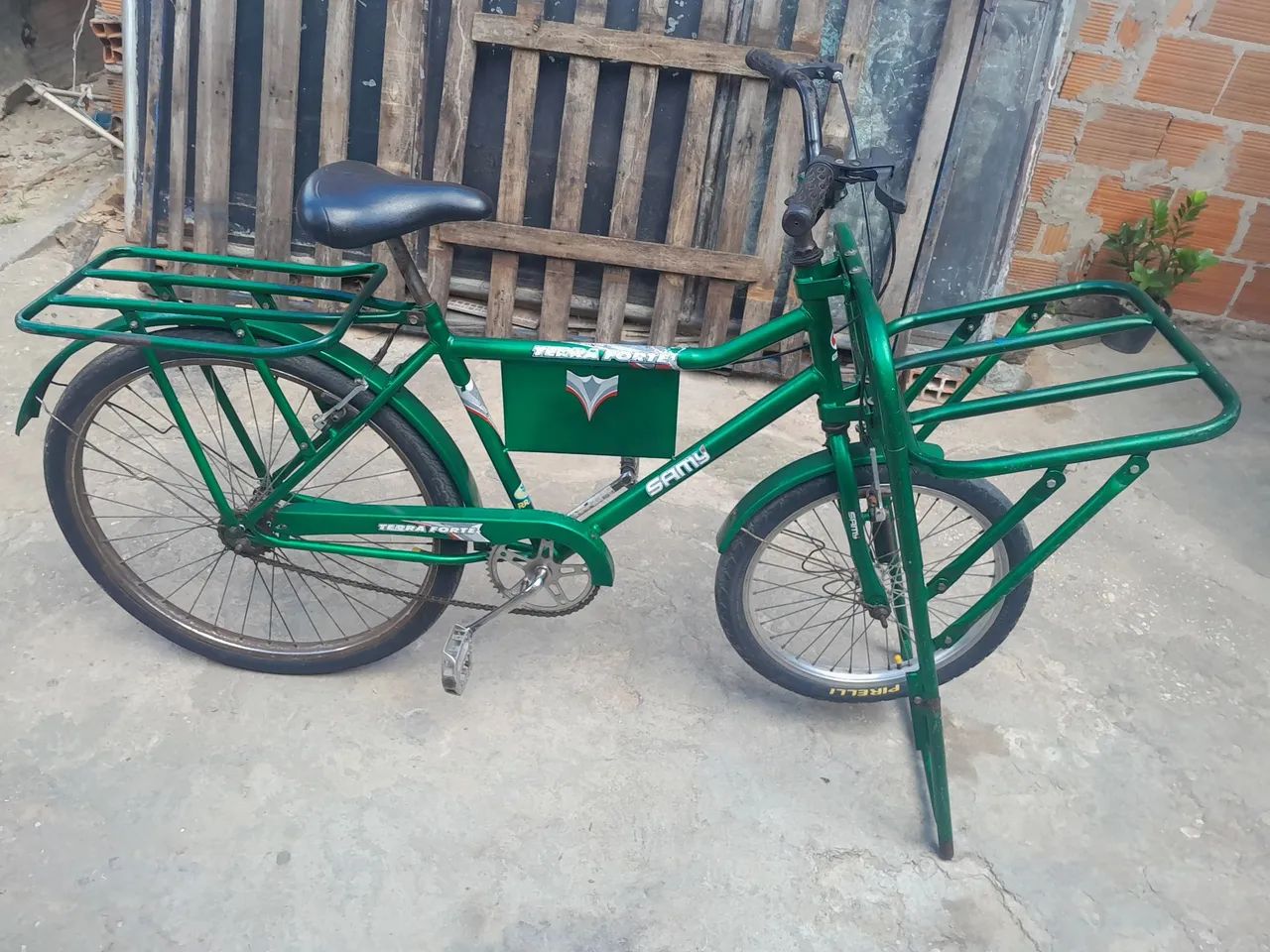 Bicicleta cargueira conservada