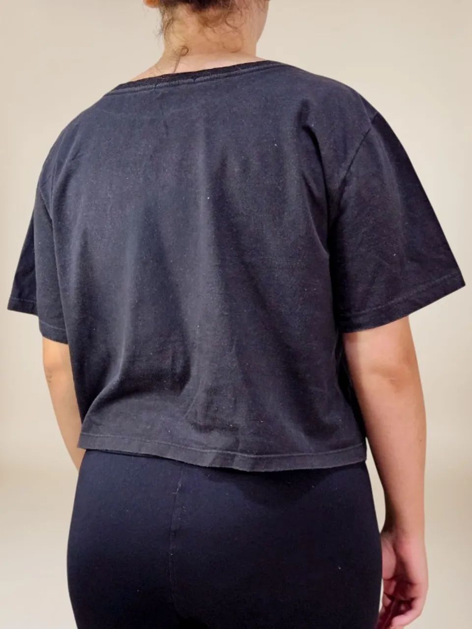 Camiseta cropped estampada preta tam GG - Foto 2