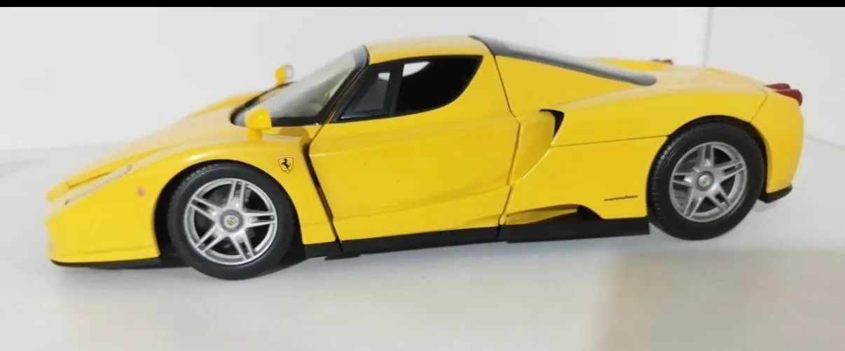 Miniatura Ferrari Enzo escala 1.18 Hotwells, sem caixa, porém