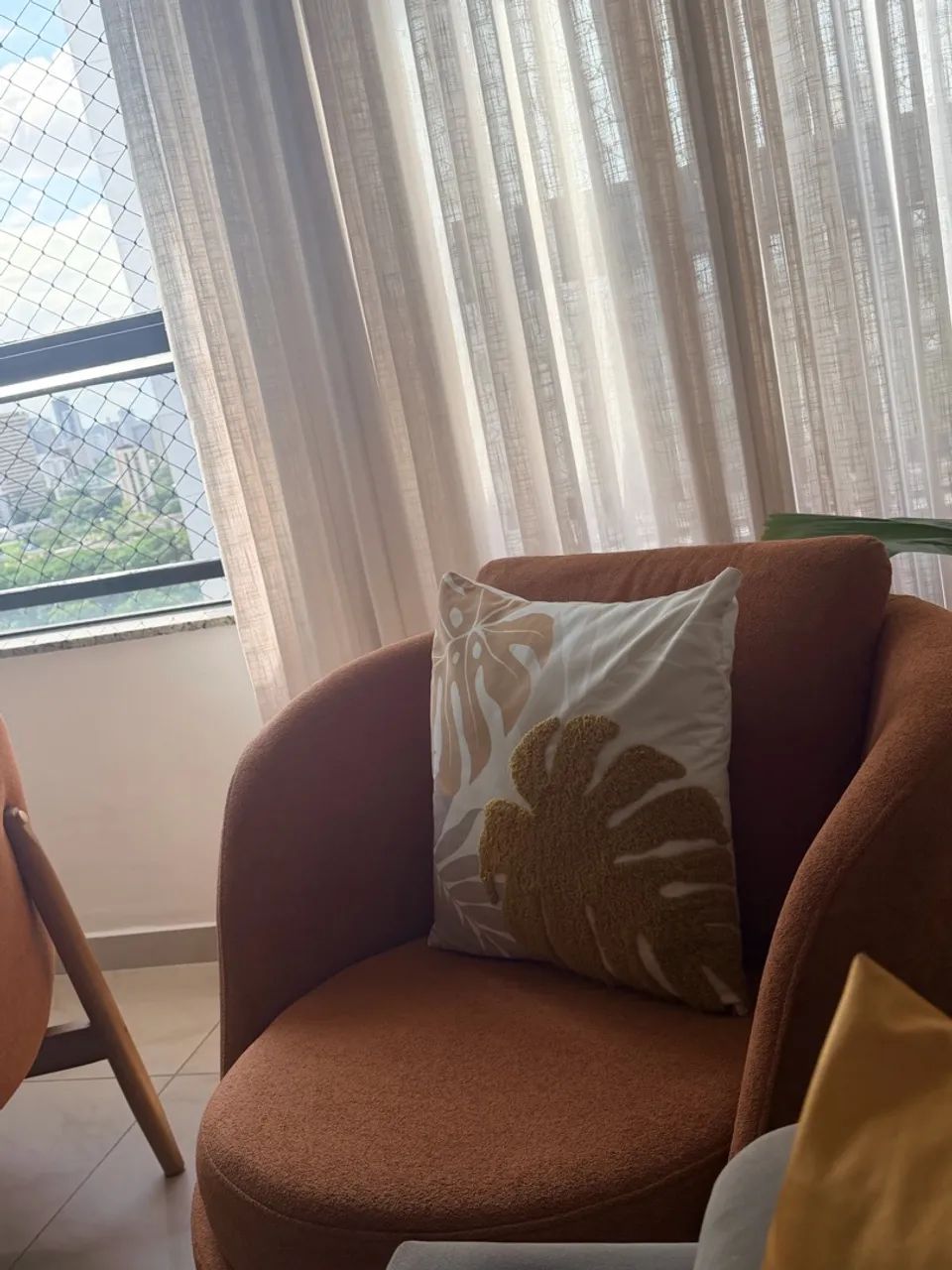 Vendo par de poltronas em madeira maciça  - Foto 3