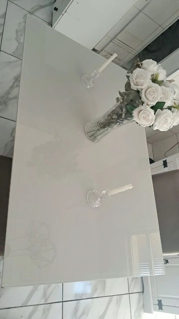Mesa de jantar retangular com 1,20, de MDF laqueado e vidro, pés em MDF amadeirado.