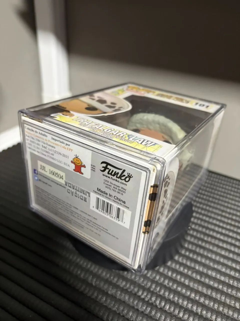 Funko Pop Trafalgar Law #101 One Piece - Brinde protetor - Foto 2