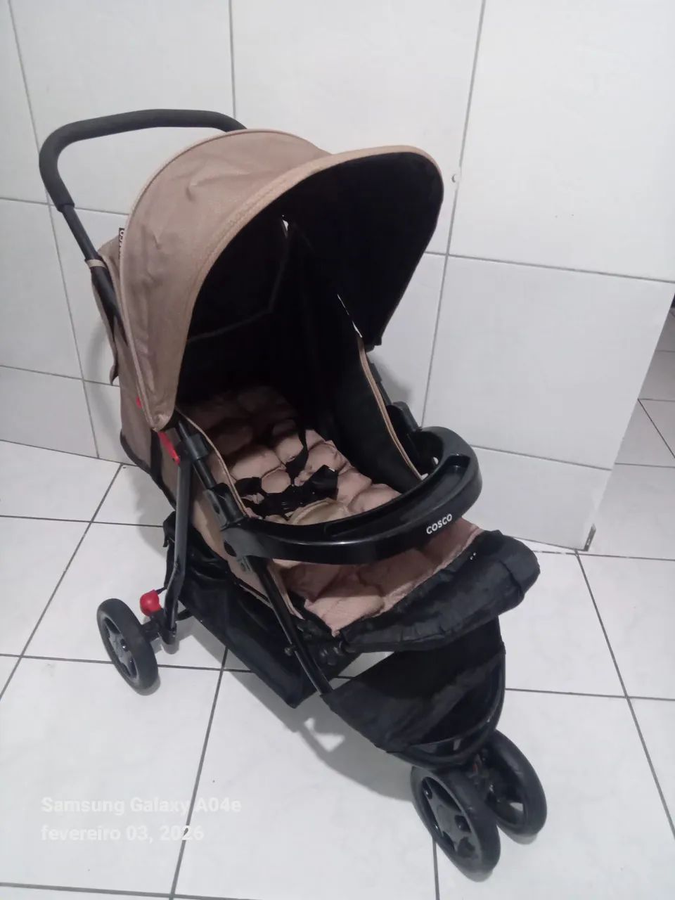 Carrinho de bebê cosco semi Novo unissex  - Foto 6