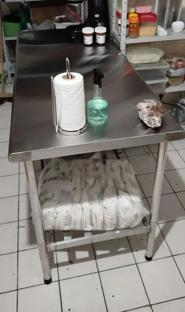Mesa industrial multiuso toda em inox com grade
