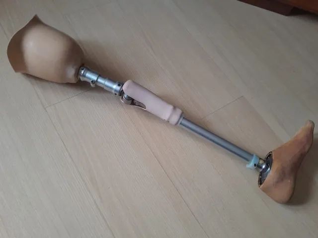 DOIS Joelhos 3R15 Autobloqueantes Monocêntricos Ottobock