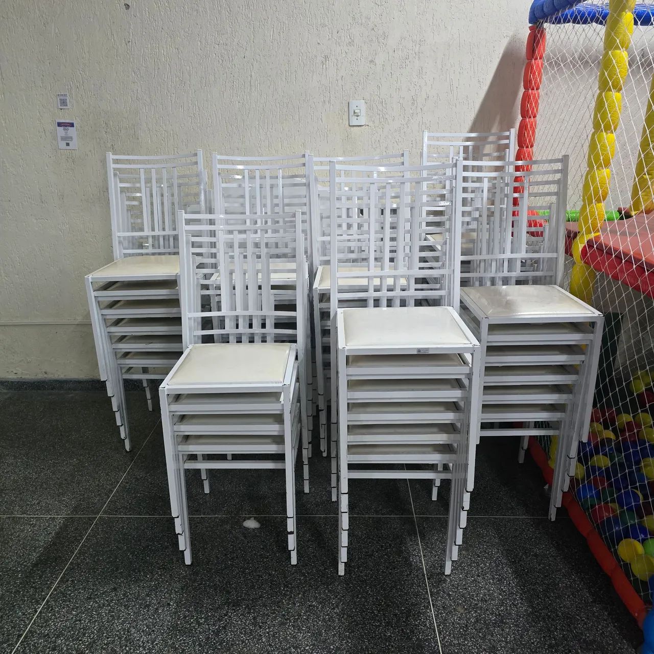 Cadeiras de ferro quadrada com estofados em corino branco