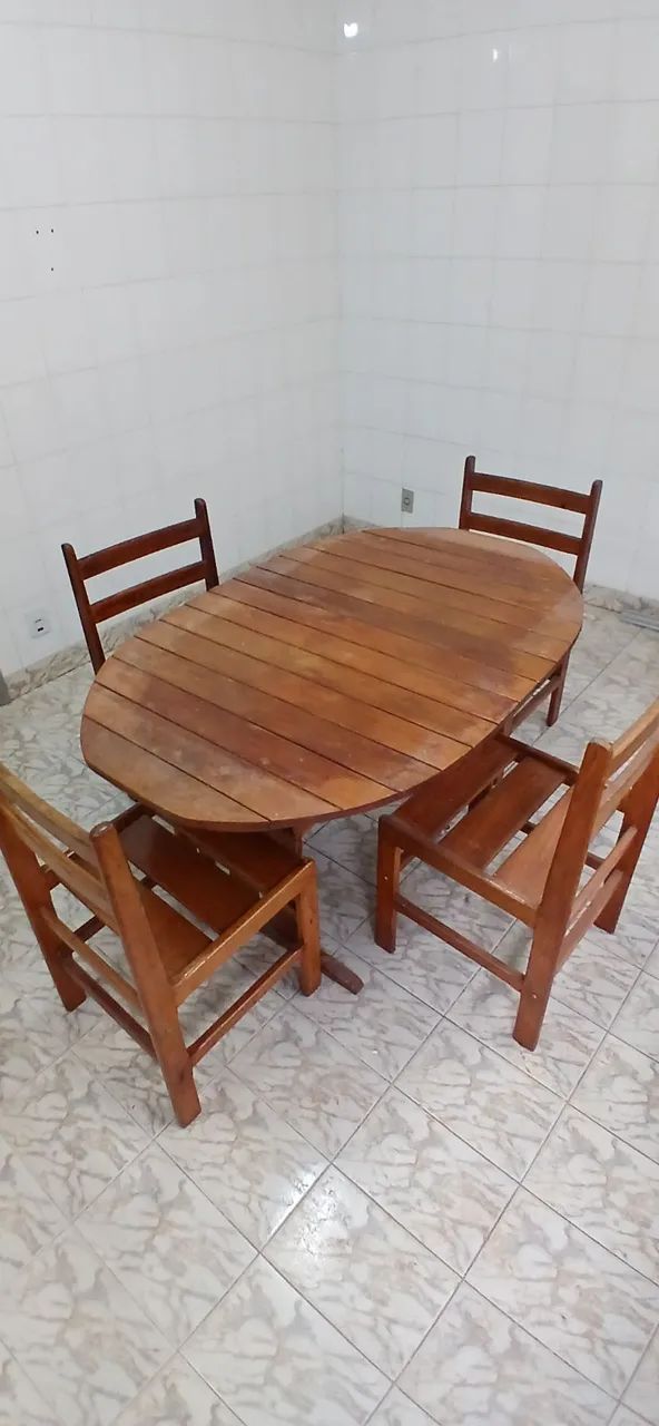 Mesa com 4 cadeiras