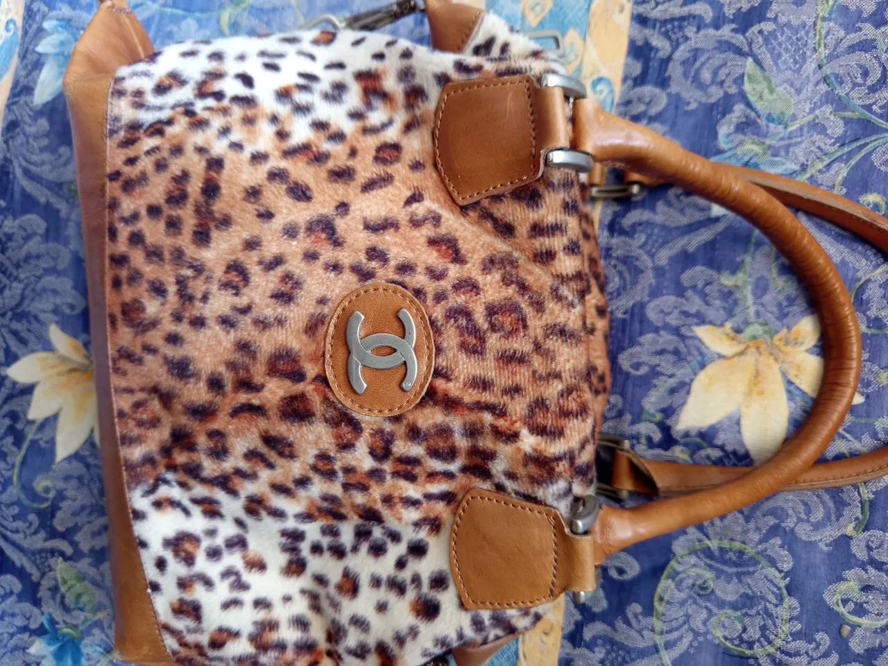 Bolsas feminina tigrada e em couro $45