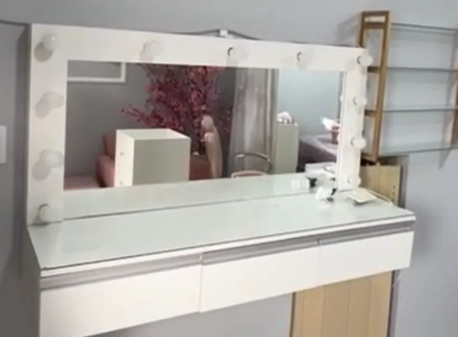 Penteadeira camarim bem conservada 