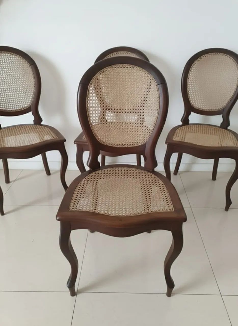Conjunto com 4 cadeiras clássicas em madeira maciça e palhinha natural - Foto 2