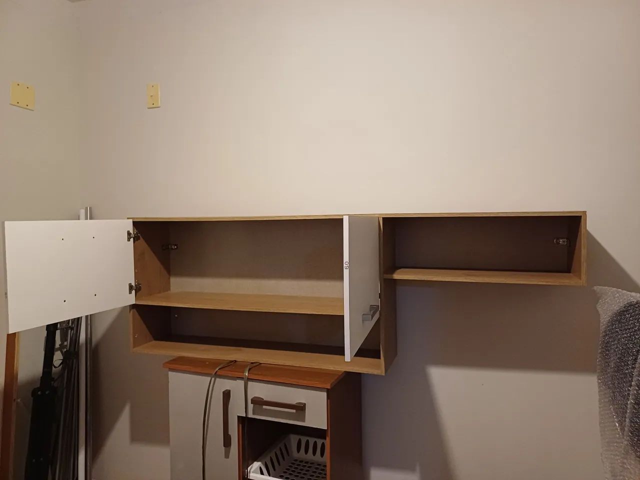 Armário Aéreo de Cozinha de Parede com Portas e Nicho - Madeira e Branco - Foto 2