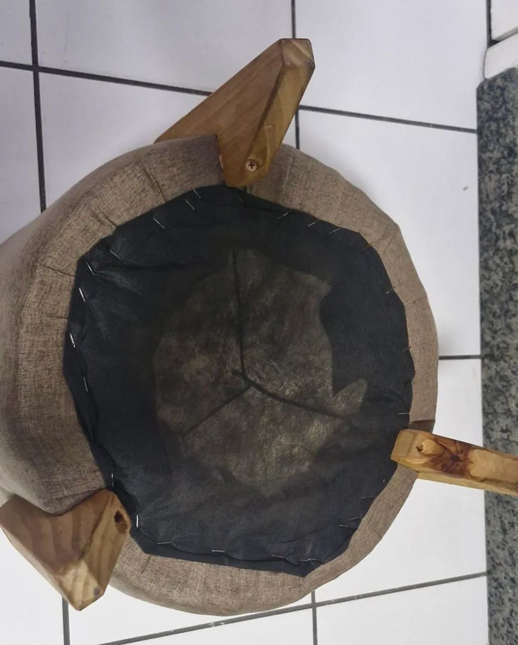 Lindo puff revestido com linho e pés de madeira - Foto 4