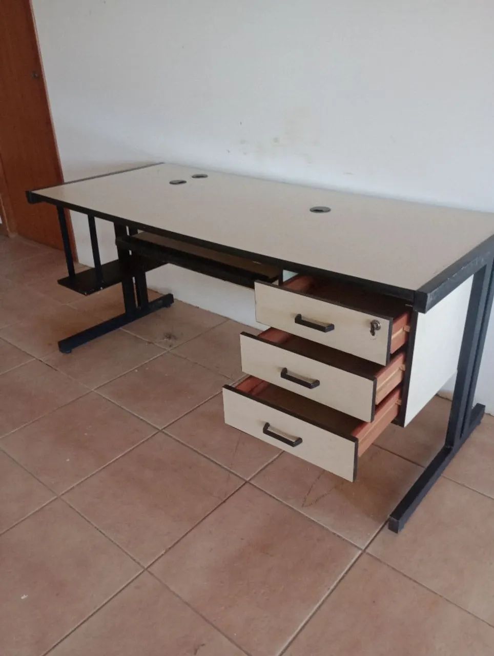 MESA DE COMPUTADOR COM ESPAÇO PARA CPU IMPRESSORA E MUITO MAIS TEM 3 GAVETAS CHAVEADAS  - Foto 2