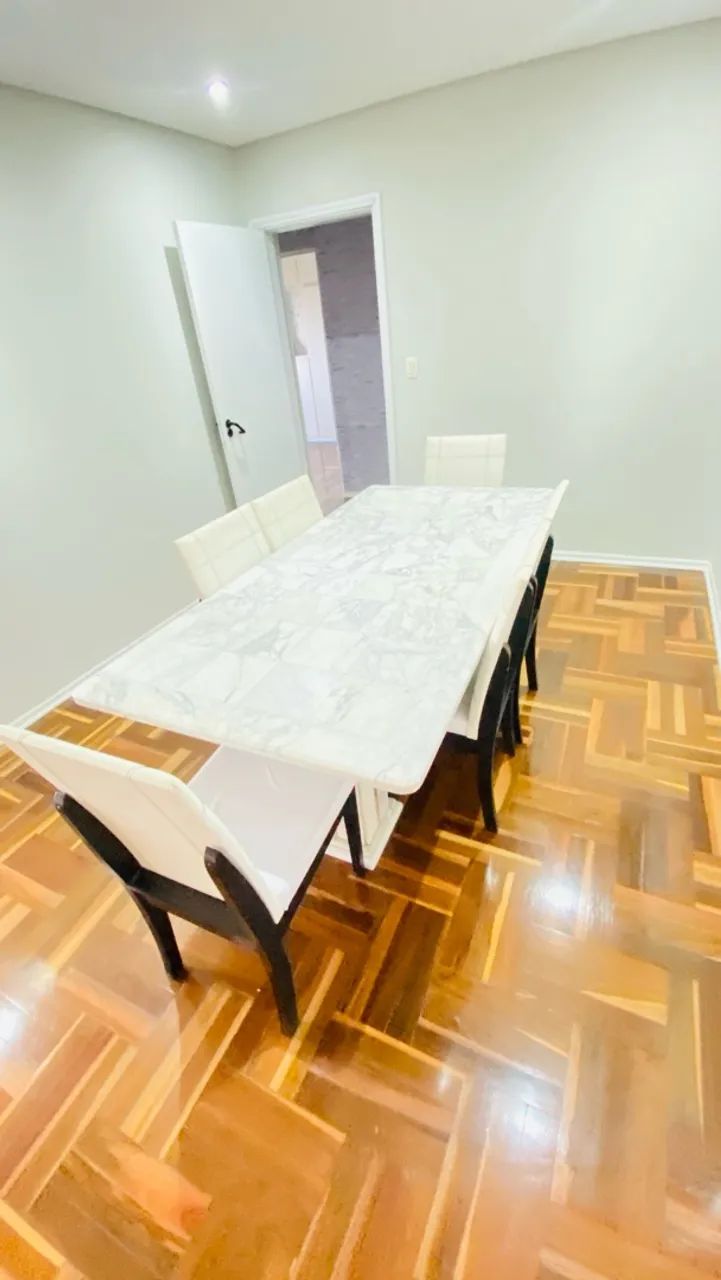 MESA DE MÁRMORE COM 6 CADEIRAS 