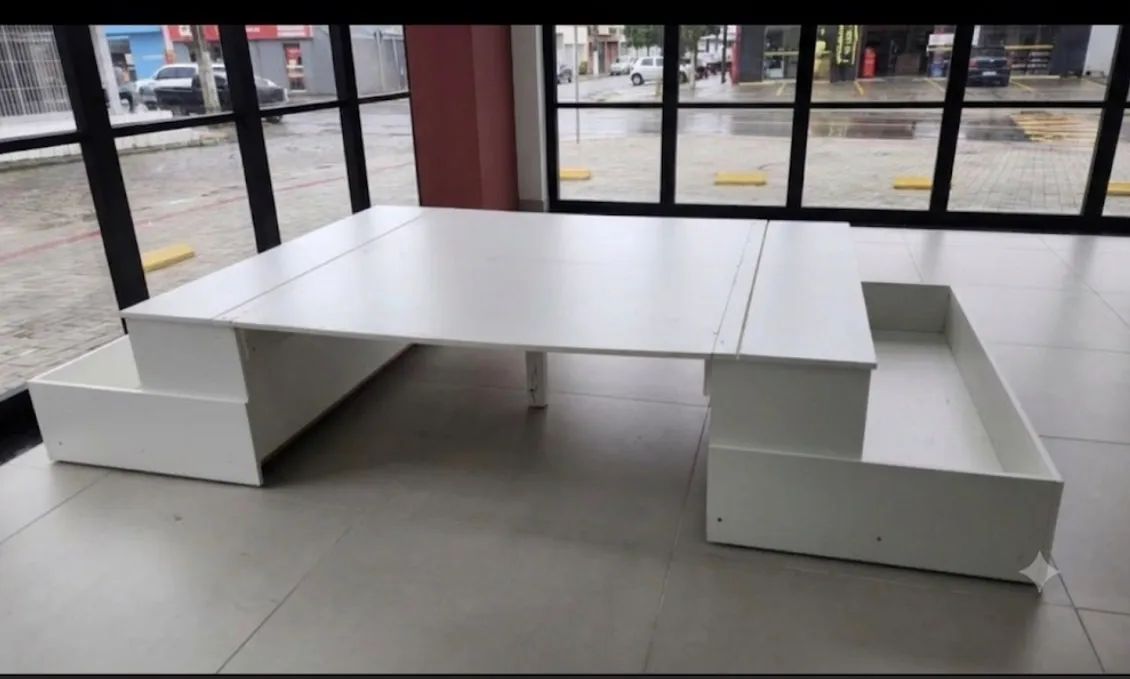 Base Expositora de Vitrine em MDF com Rodinhas e Baús Laterais - 2,20m x 1,80m