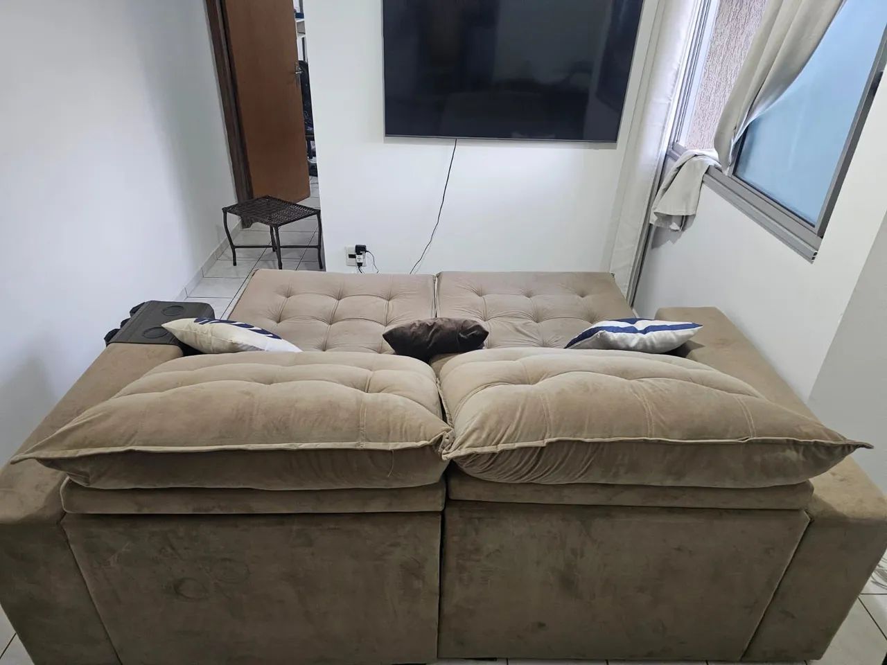 Sofa retrátil semi novo em tecido suede - Foto 4
