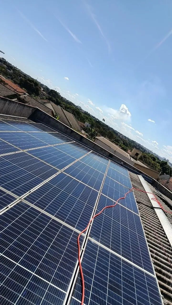 Limpeza e manutenção de painéis solares.