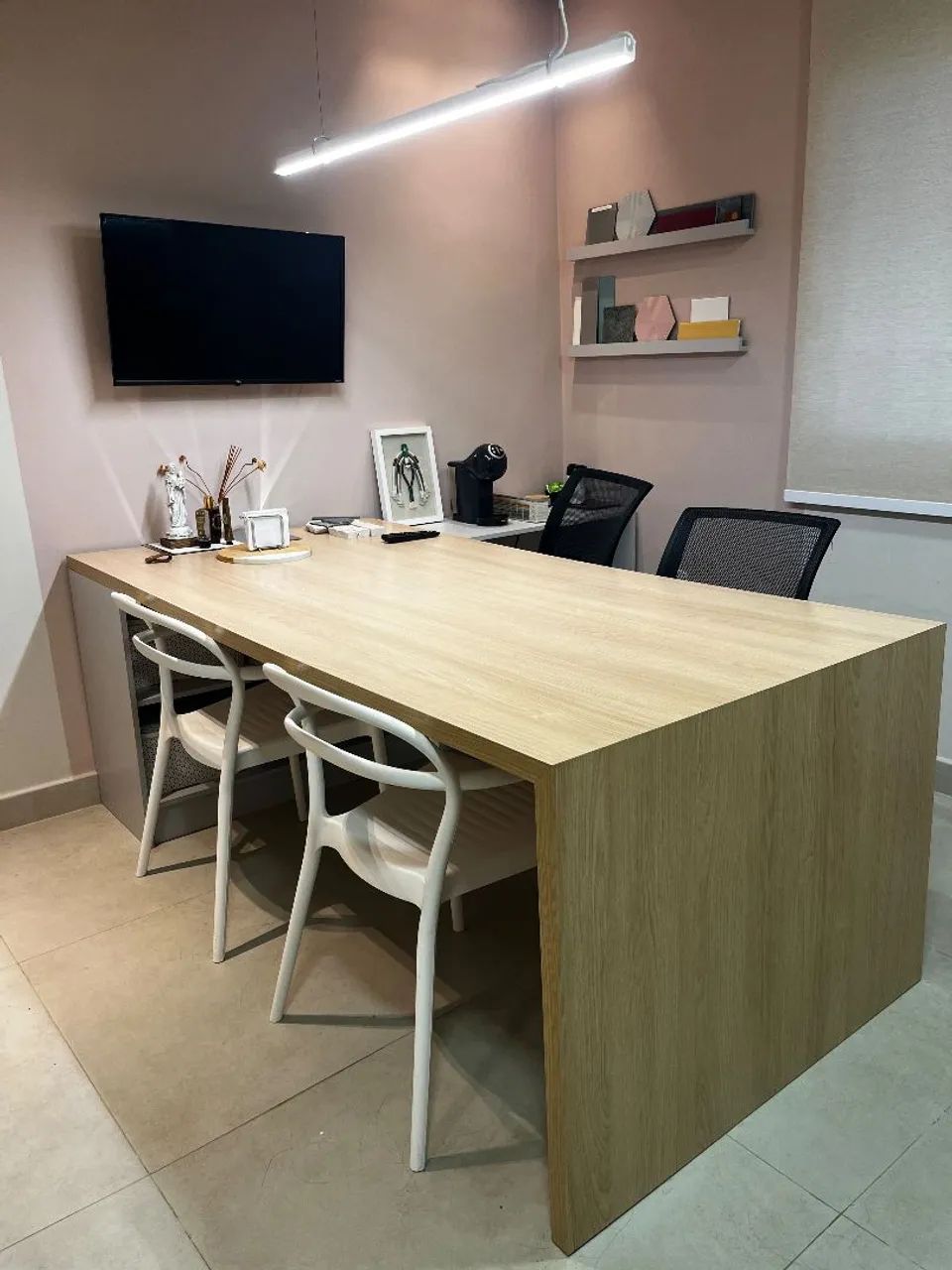 Mesa de reunião com móvel de apoio - Foto 2