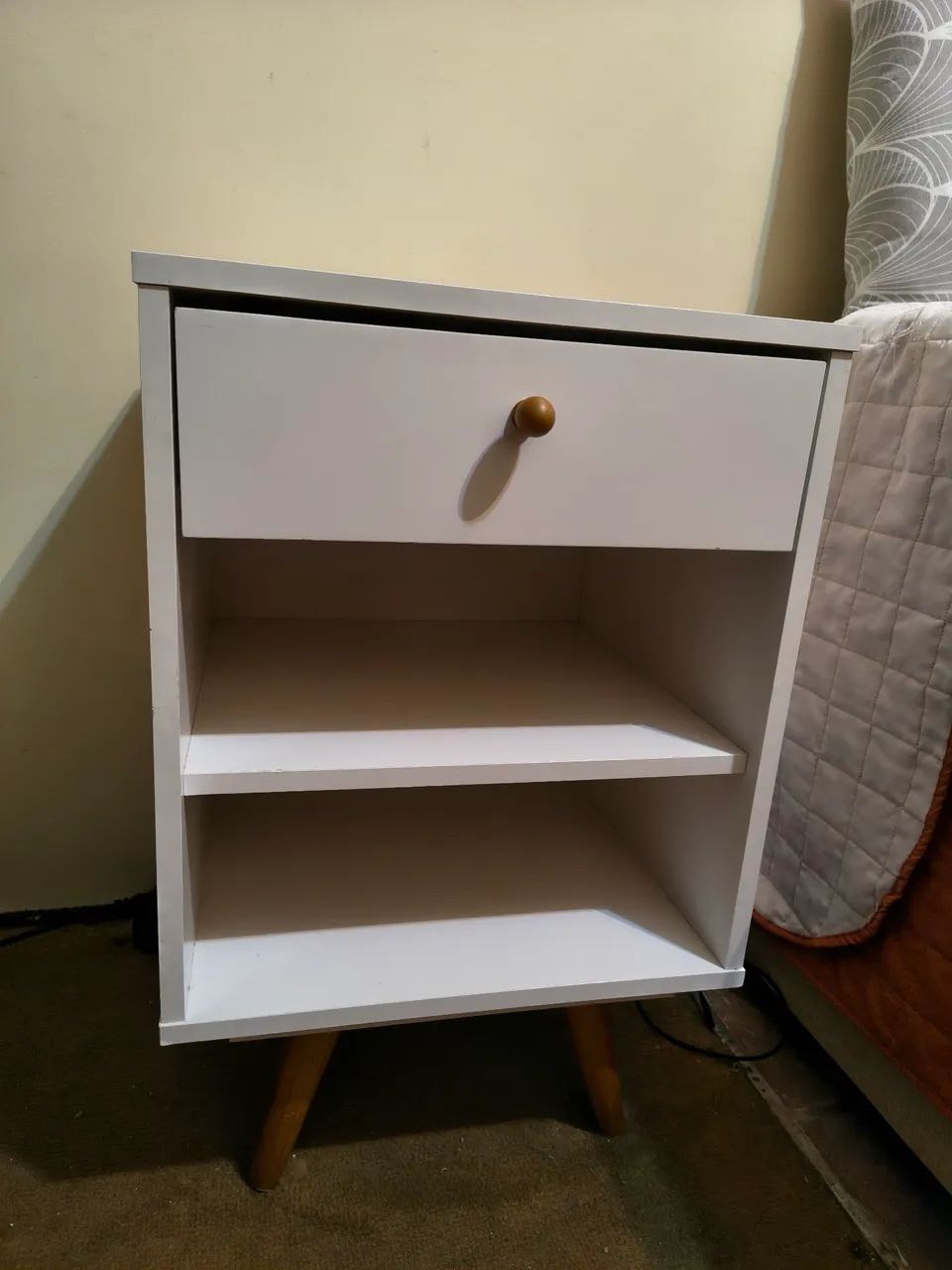 Mesa de cabeceira com Gaveta