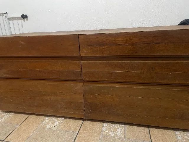 Móvel de madeira maciça com gavetas 