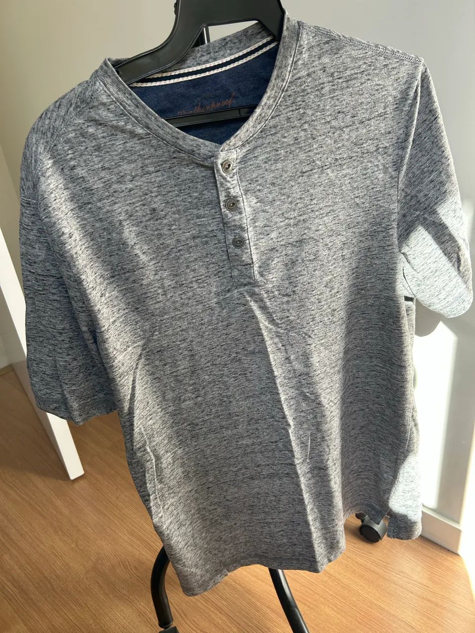 Camiseta M  com botões  - Foto 3