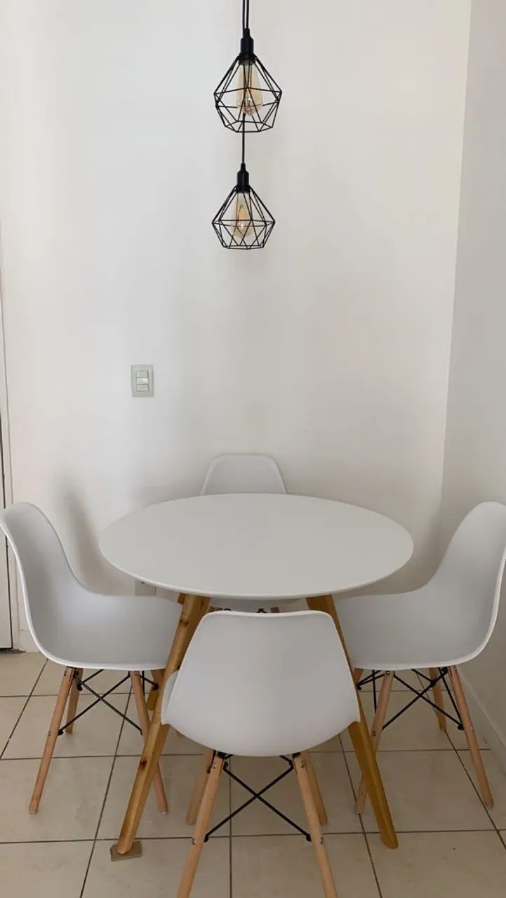 Vendo linda mesa 90 cm com 4 cadeiras