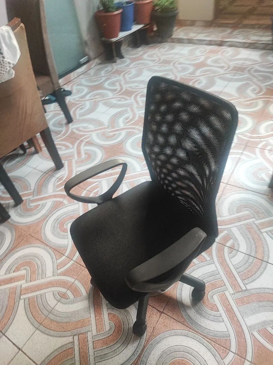 Cadeira de Escritório Giratória - Conservada ,Confortável | Regulável | Pronta para Uso - Foto 2