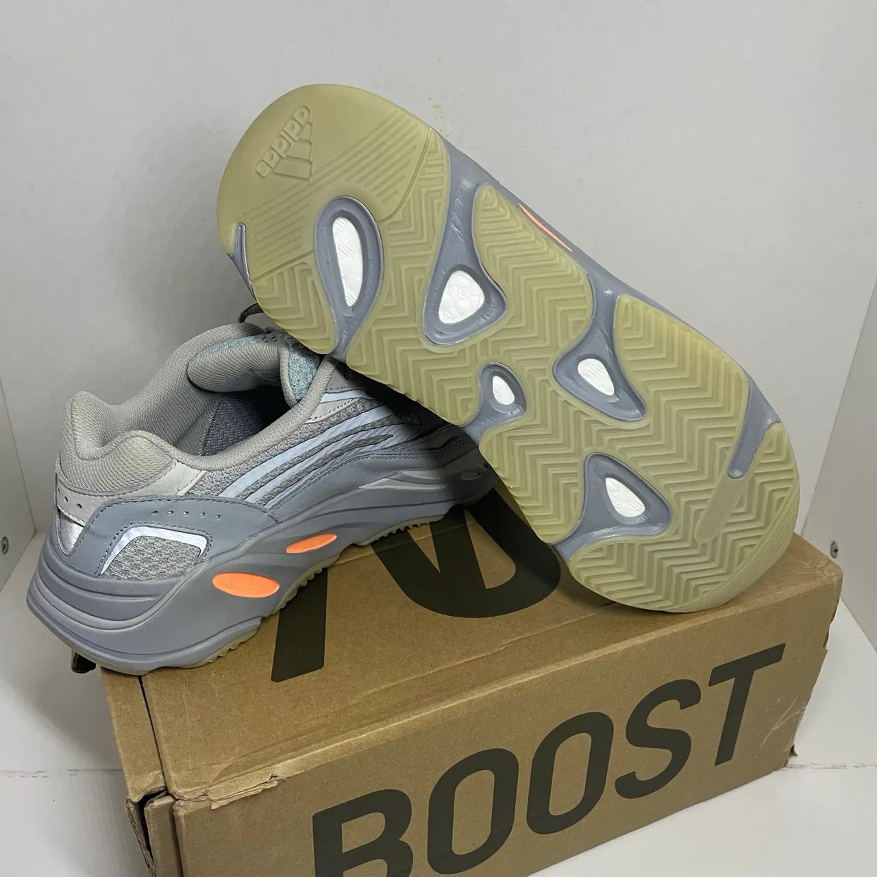 Adidas Yeezy 700v2 - Foto 2