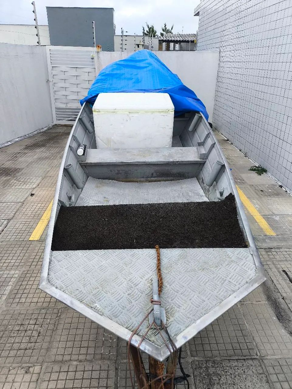 Barco de alumínio com reboque e motor 