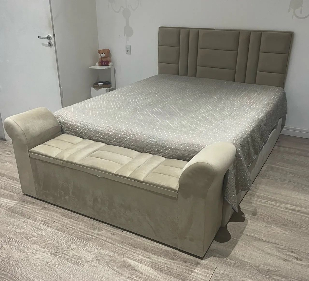 Jogo Cama Queen Size Bipartida Com Colchão + Cabeceira E Recamier Baú