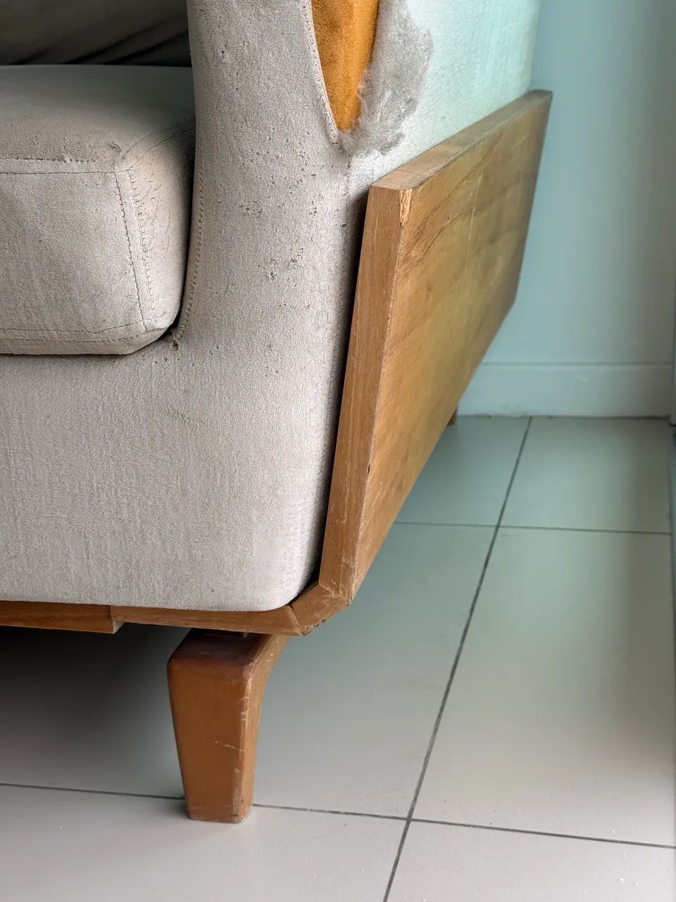 Sofá com chaise estofado e madeira  - Foto 2