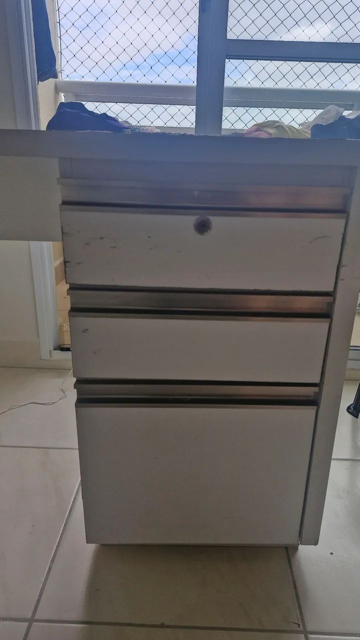 Mesa de madeira branca em L com com gavetas - Foto 4
