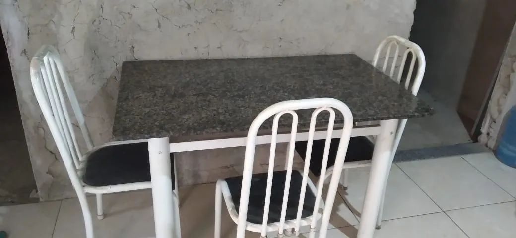 Mesa de granito branca  com 3 cadeiras 
