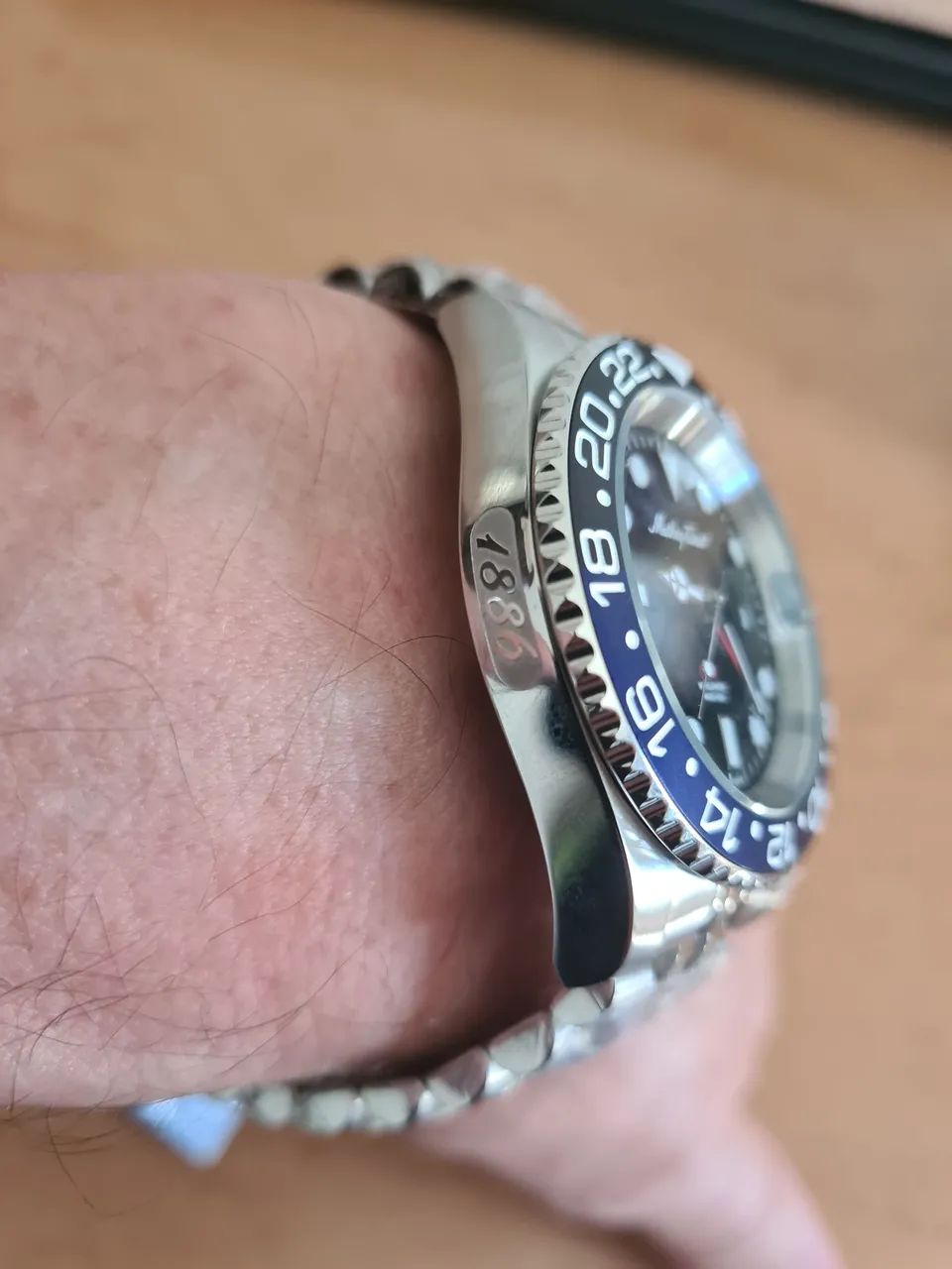 RELÓGIO MATHEY-TISSOT (SUÍÇO)- GMT - MOSTRADOR PRETO E BISEL BATMAN - CAIXA E DOCUMENTOS - Foto 3
