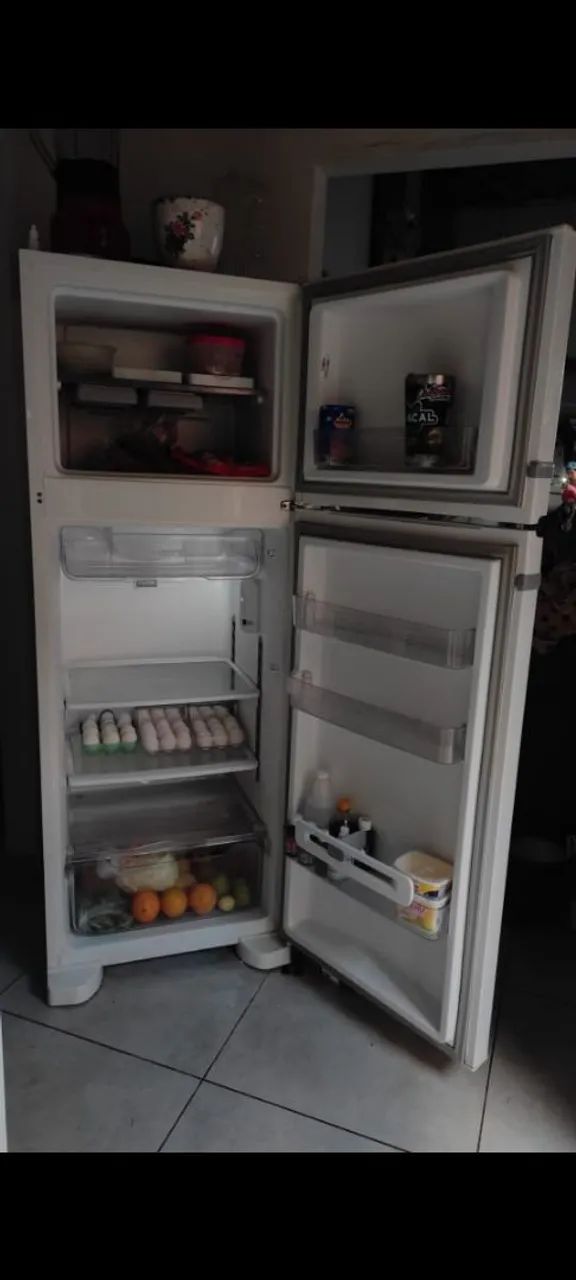 Vende-se essa geladeira. - Foto 2