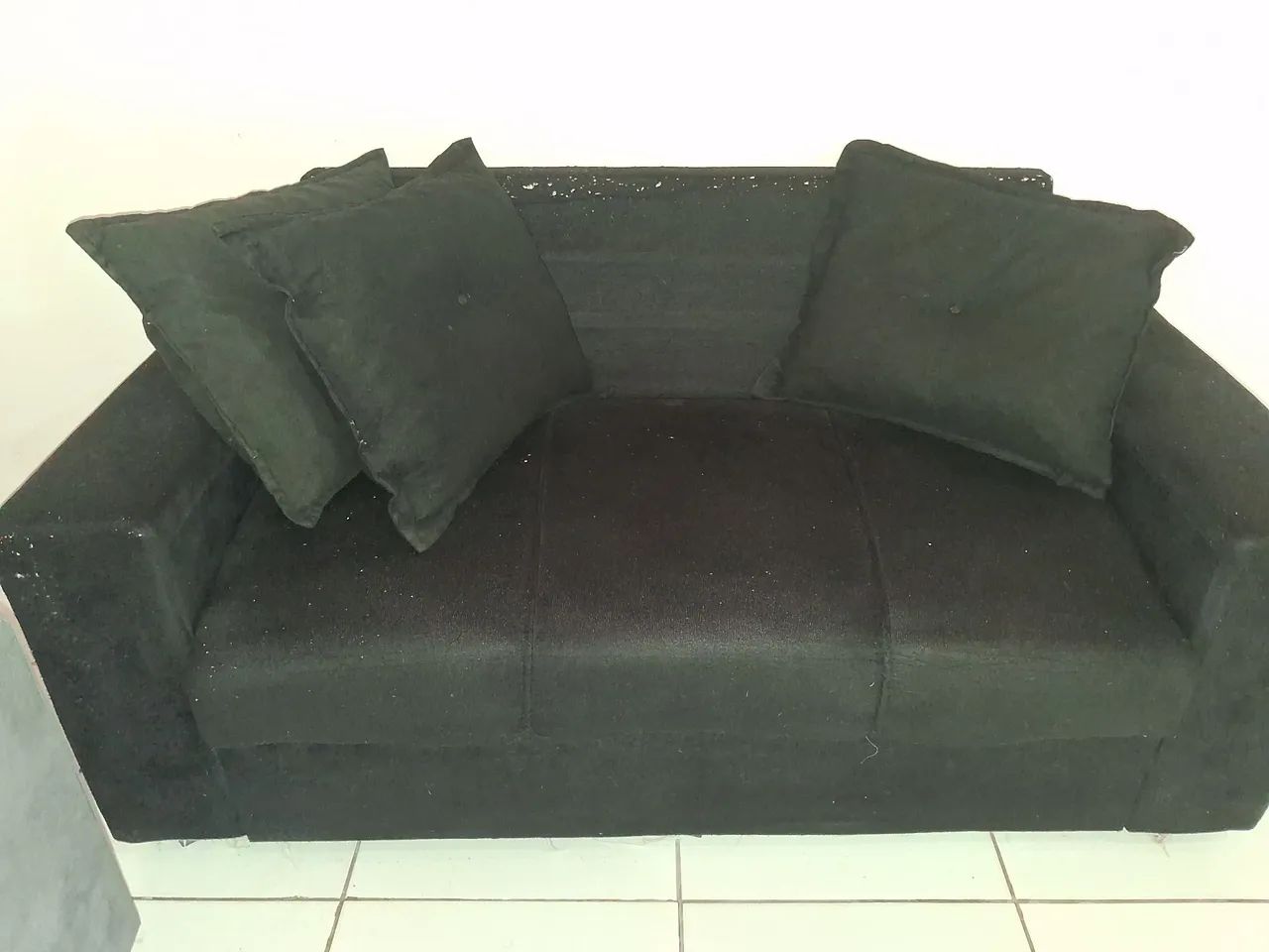 - SOFÁ 3 LUGARES ( ACOMPANHA ALMOFADAS )
