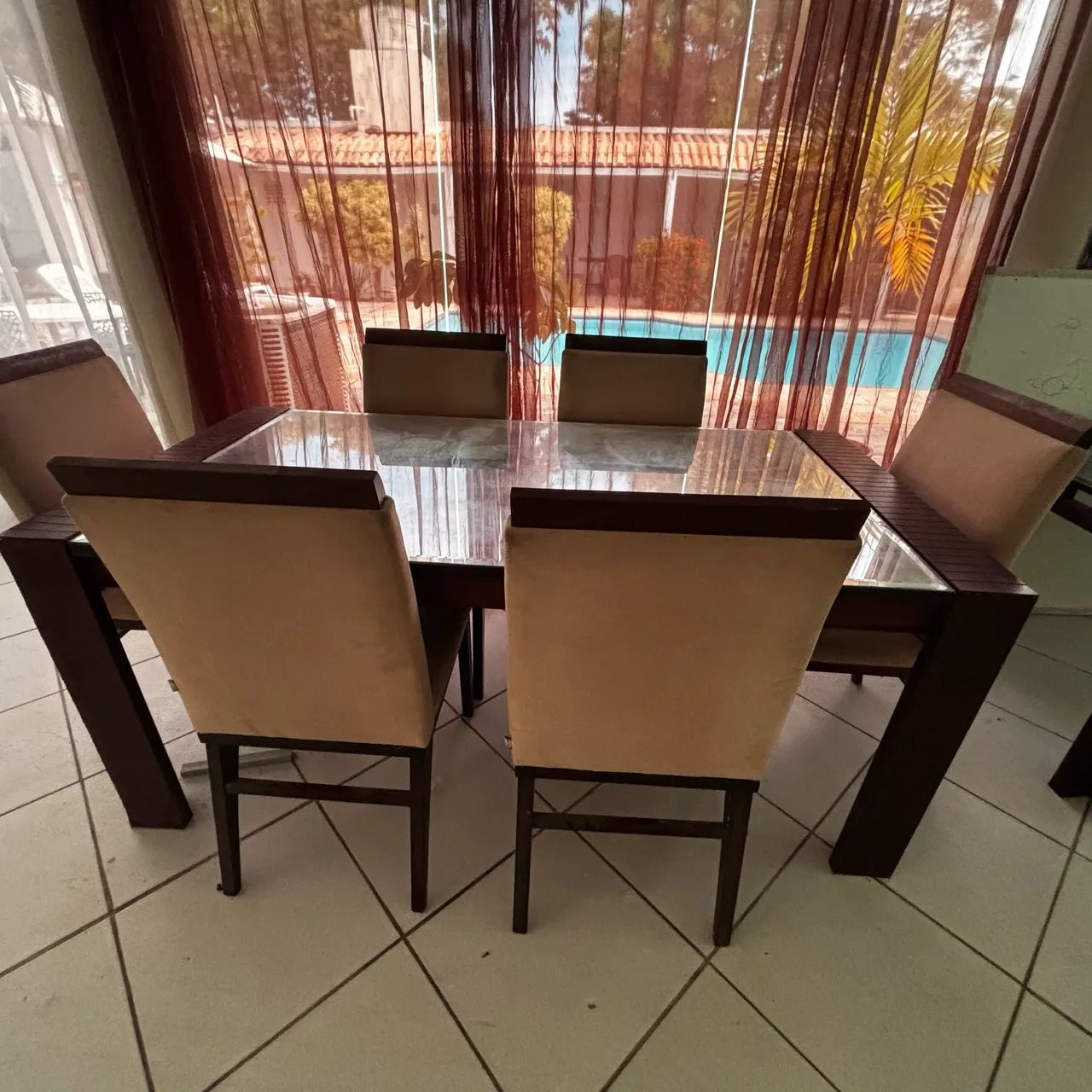 Mesa com seis cadeiras 
