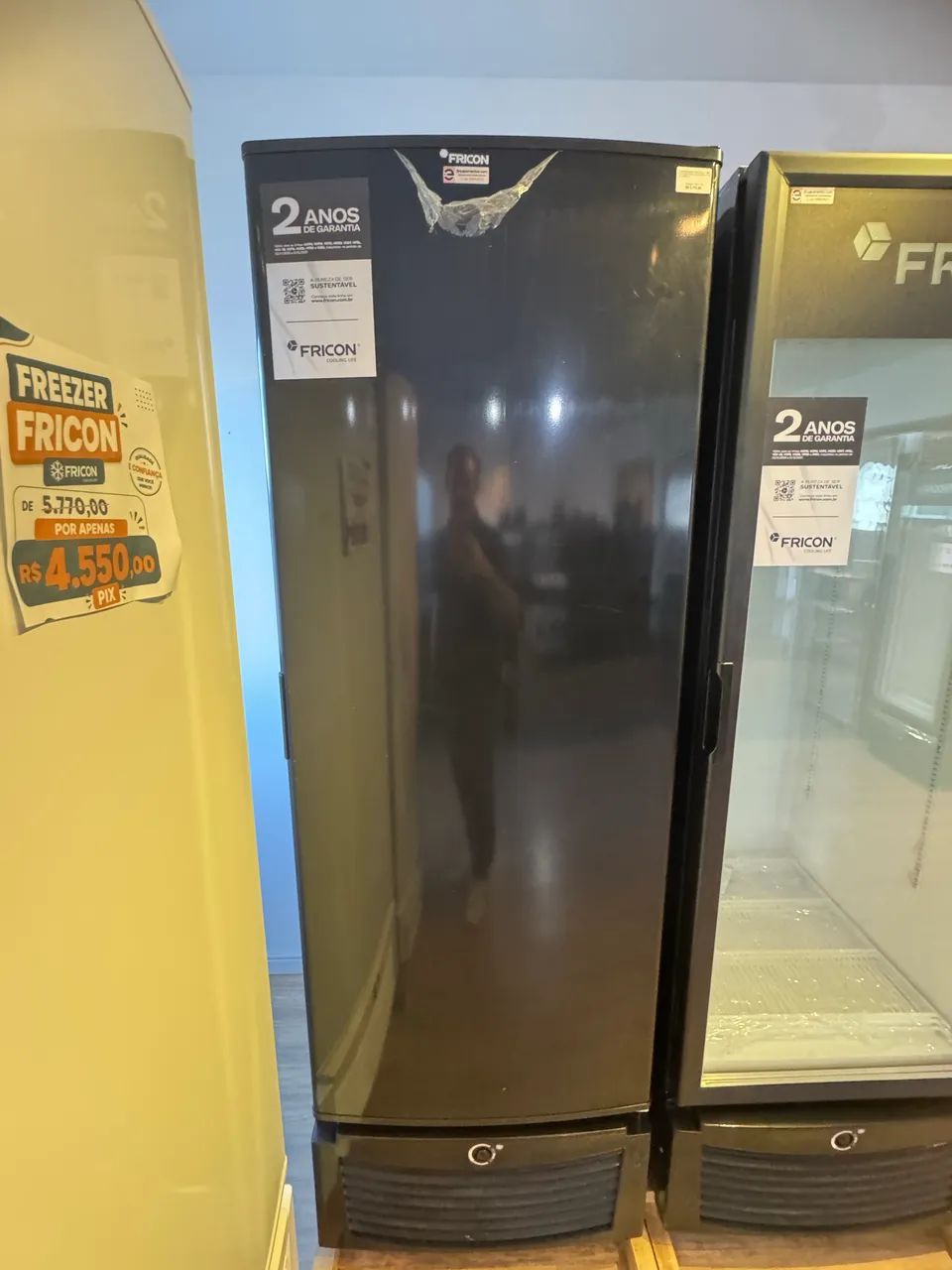 Freezer vertical porta sólida 569 litros Preto novo  - Foto 3