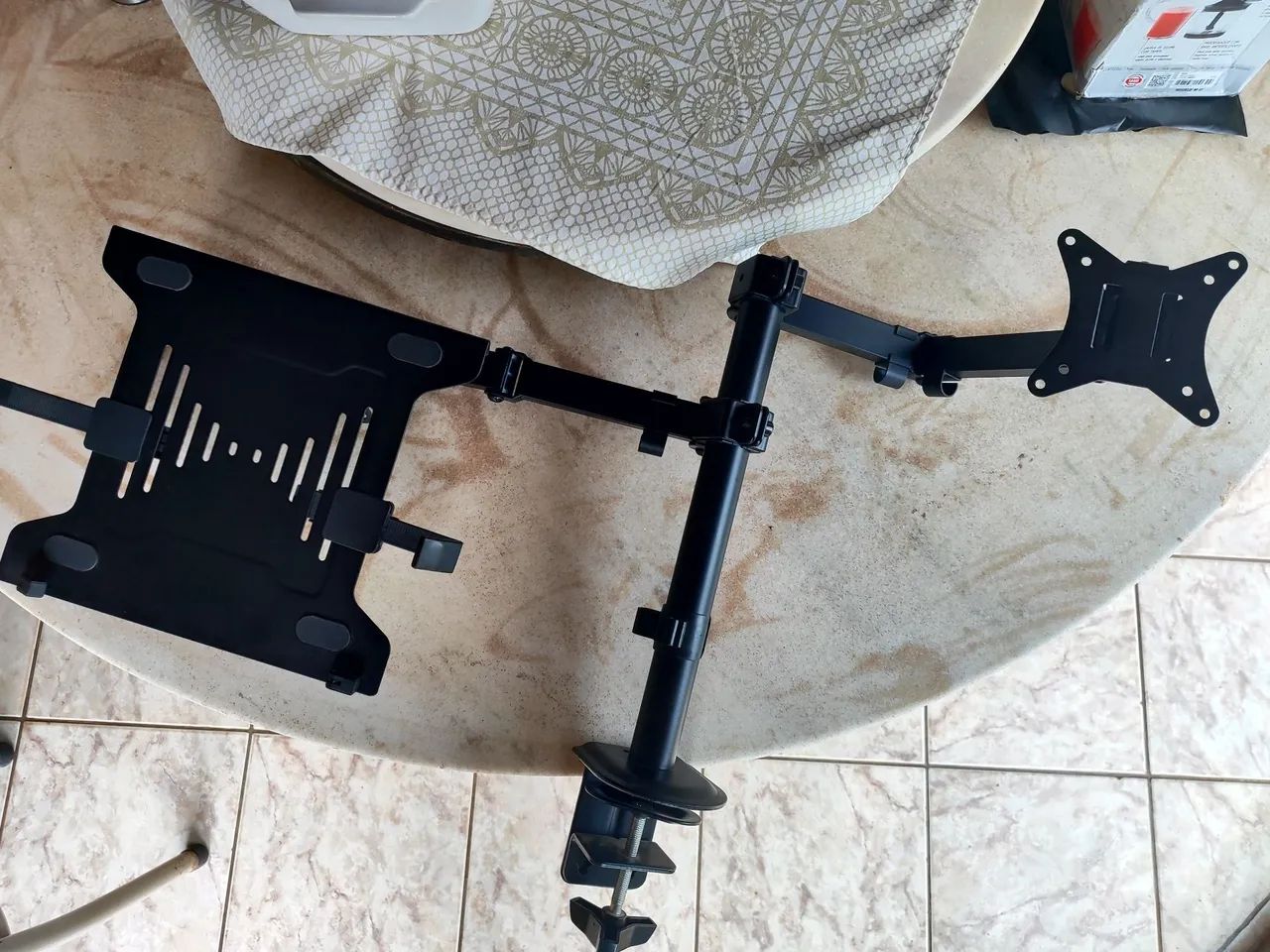 BRAÇO ARTICULADO PARA DOIS MONITORES COM BANDEJA PRA NOTEBOOK 