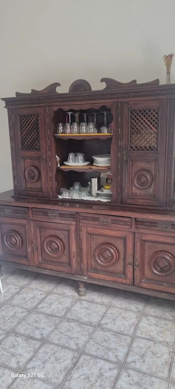 Conjunto mesa em madeira com cadeiras e armários  - Foto 3