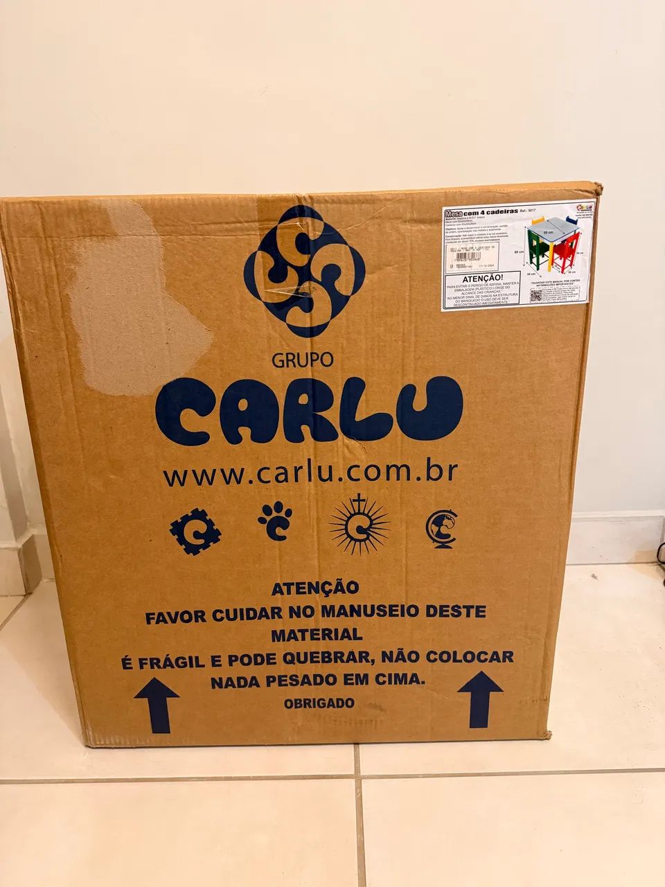 Mesa Infantil  colorida com 4 Cadeiras em Madeira MDF - (Lacrado na Caixa)