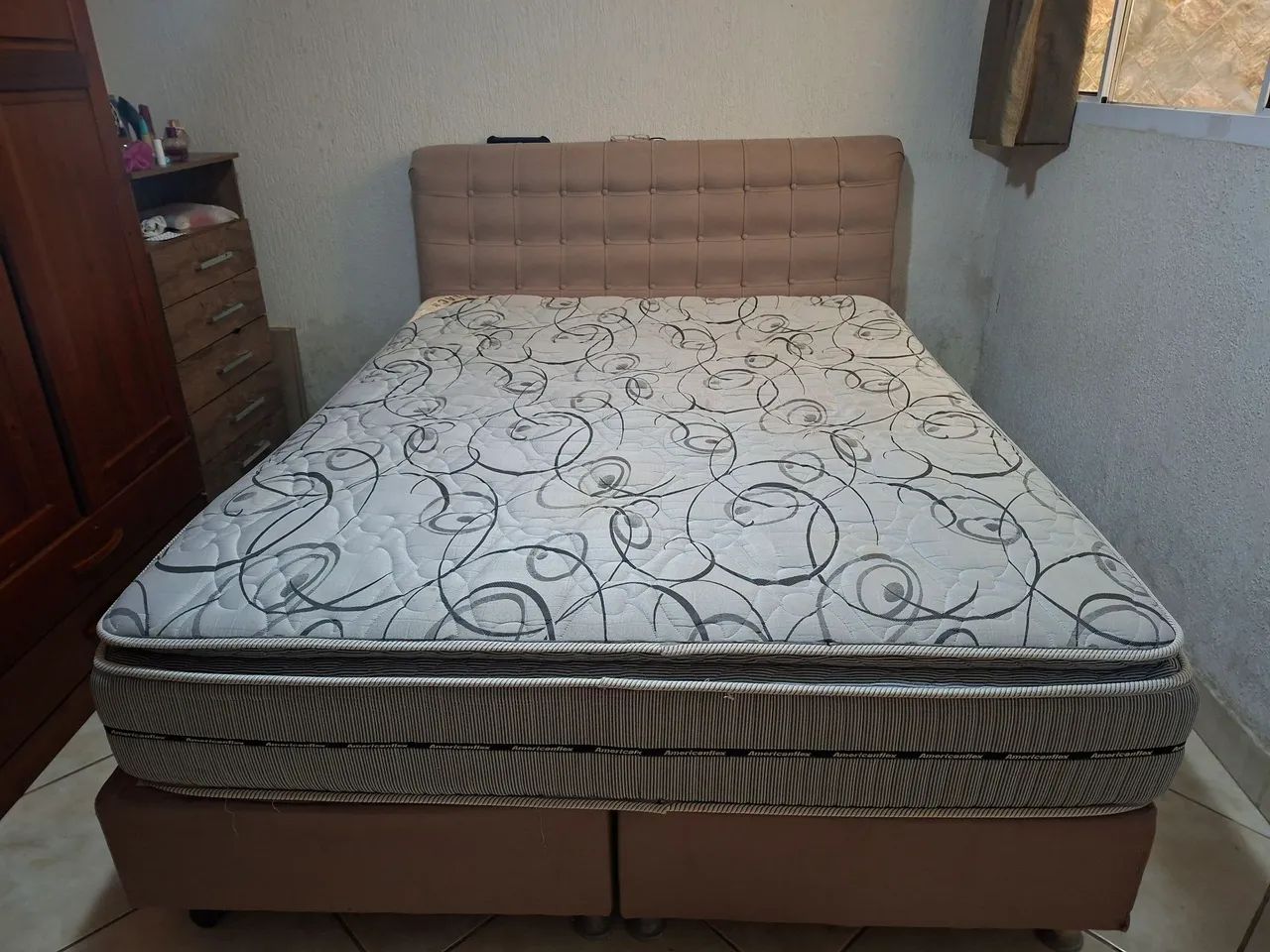 Vendo cama Queen com base e cabeceira em ótimo estado de conservação, entrego...