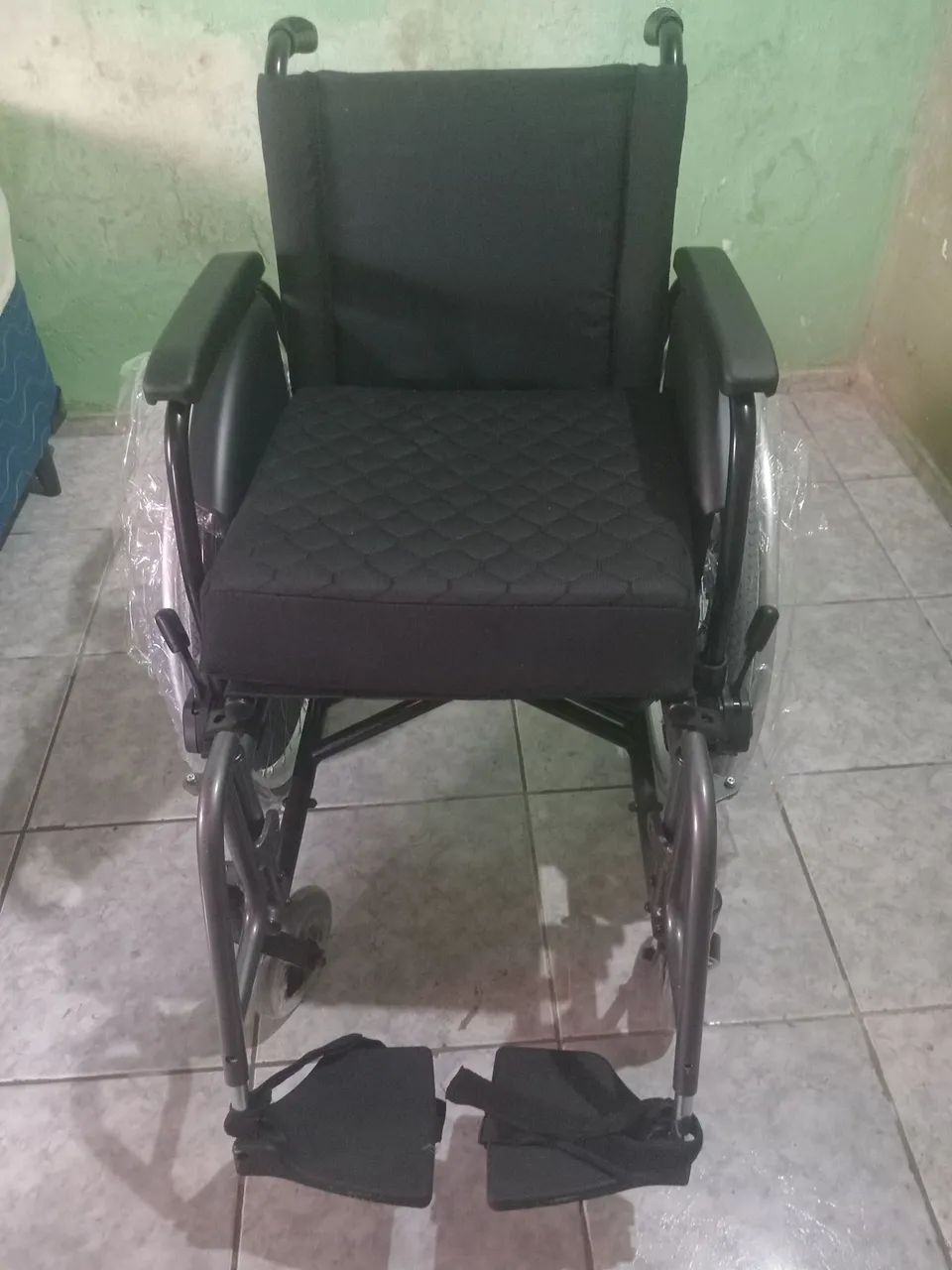 Vendo cadeira de rodas nova. - Foto 5